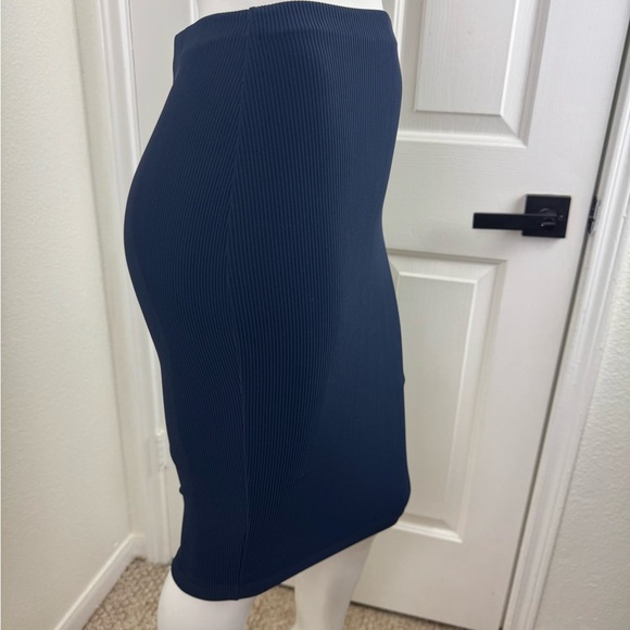 Nadia Tarr Elegant Navy Blue Ribbed Skirt Size Large.    #207 - Picture 5 of 11